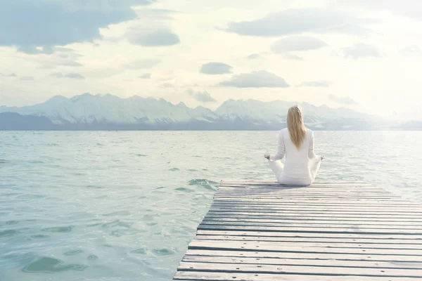 Donna che fa esercizi di yoga di fronte a una vista spettacolare — Foto Stock