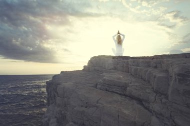 Yoga yaparken kadın iç denge doğal istiyor