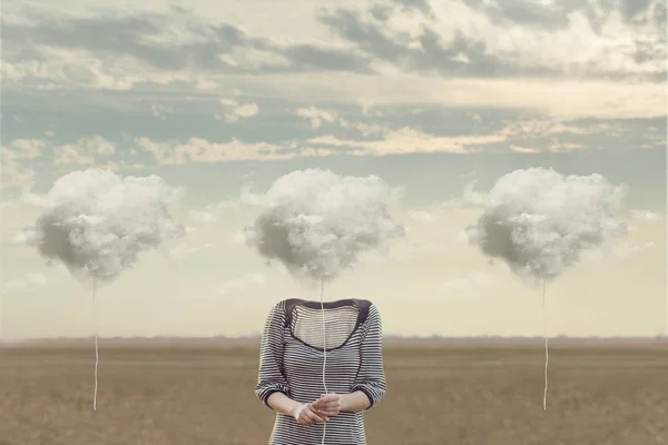 Γυναίκα επιλέγει το σύννεφο για να κρύψει το πρόσωπό του — Φωτογραφία Αρχείου