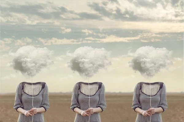 Tres personas iguales escondiendo su rostro con una nube, imagen conceptual — Foto de Stock