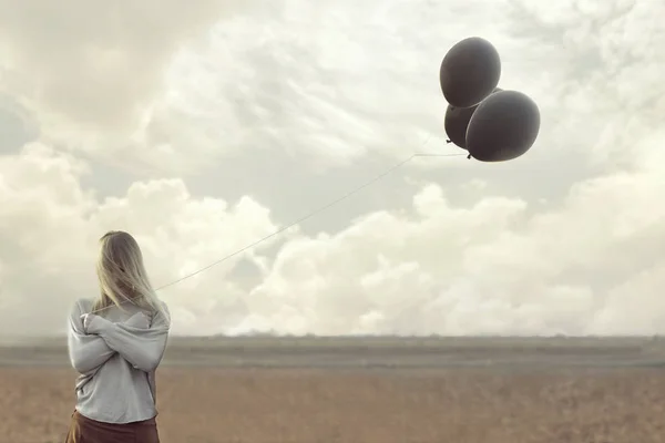 Einsame Frau mit schwarzen Luftballons verbarg ihr Gesicht — Stockfoto