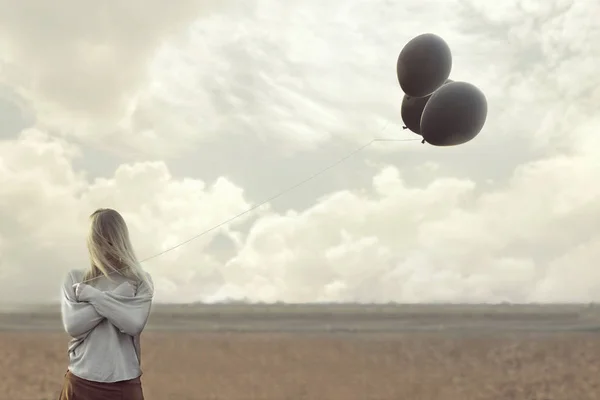 Mujer solitaria con globos negros escondió su cara — Foto de Stock