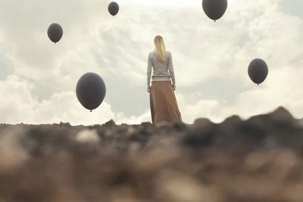 Mujer solitaria caminando hacia el infinito en un lugar surrealista — Foto de Stock