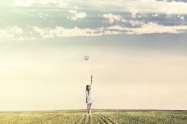 Infinity doğada onun beyaz balon ile doğru yürüyen rüya gibi kadın
