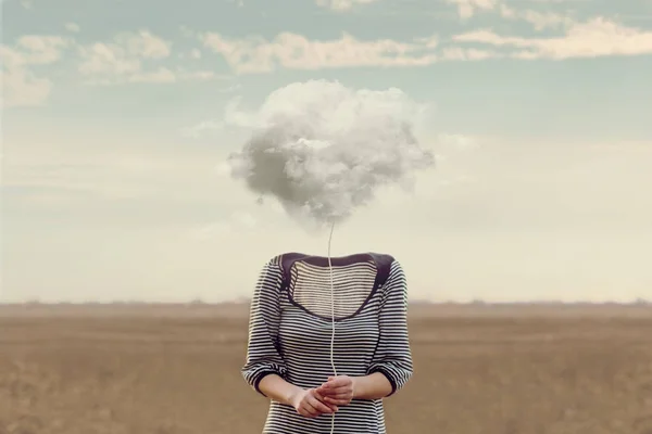 Cabeça de mulher escondida por uma nuvem suave — Fotografia de Stock