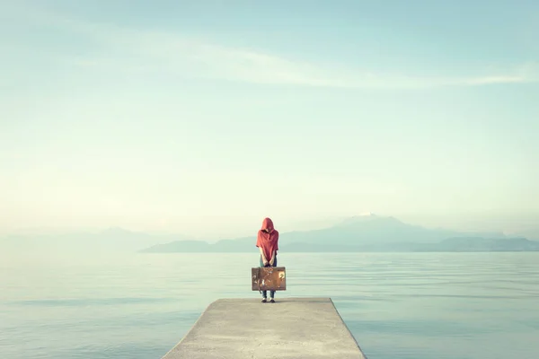 Misteriosa donna in rosso nasconde il viso sotto il cofano in un lago incantato — Foto Stock