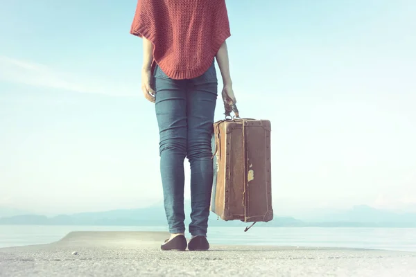 Mujer viajera dispuesta a partir para su viaje — Foto de Stock