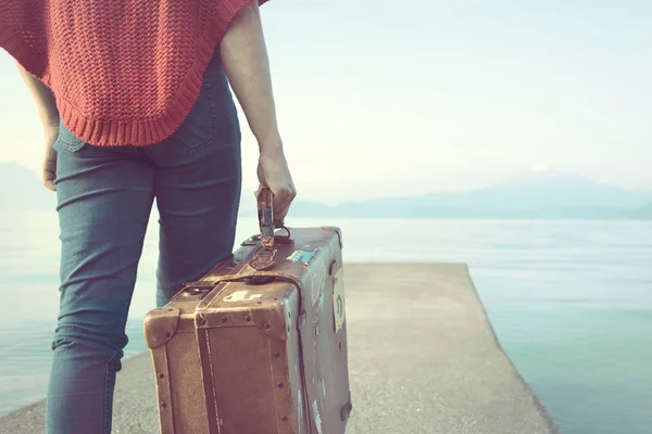 Mujer viajera lista para partir para su viaje — Foto de Stock