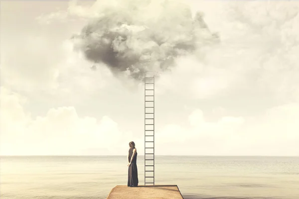 Αναποφάσιστος γυναίκα δεν ξέρει αν ανεβαίνει μια σκάλα από τον ουρανό — Φωτογραφία Αρχείου