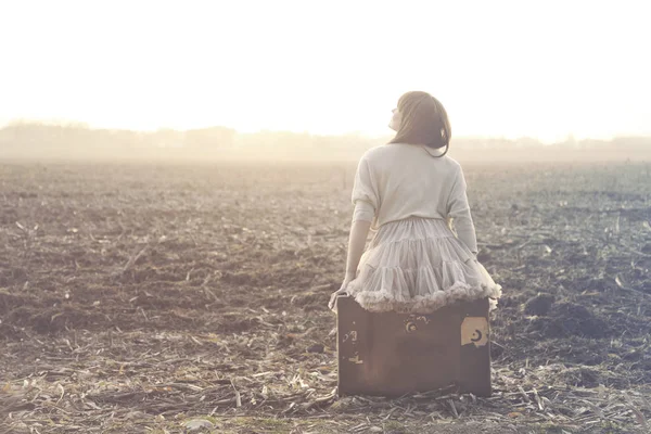 Viaggio donna riposo guardando il paesaggio — Foto Stock