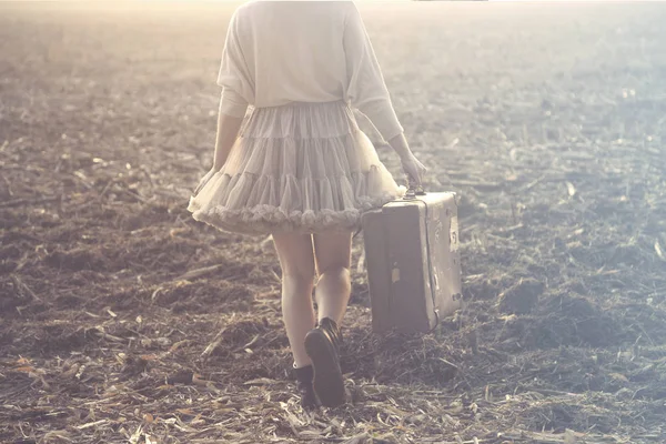 Traveler woman walks towards a new destination — Stock Photo, Image