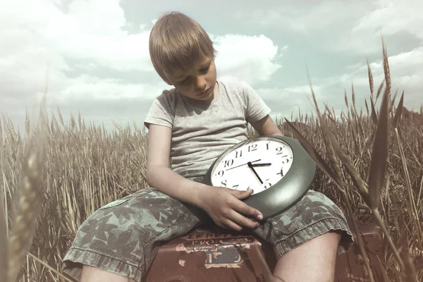 若い男の子は、時間を制御する力を持っています。 — ストック写真