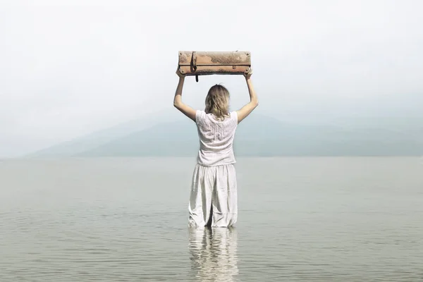 Moedige vrouw loopt naar het oneindige in de zee — Stockfoto
