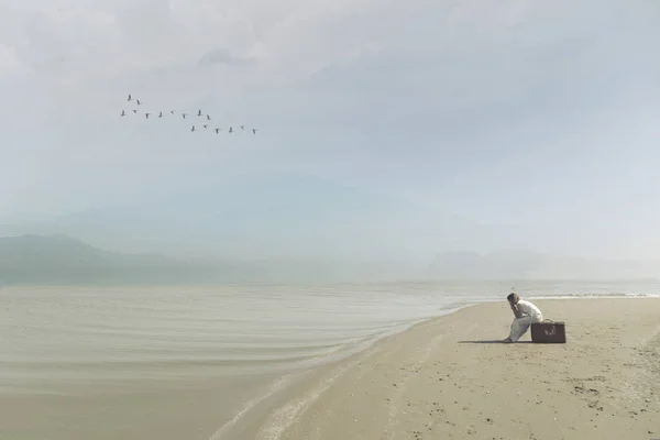 Viajante mulher esperando na praia — Fotografia de Stock