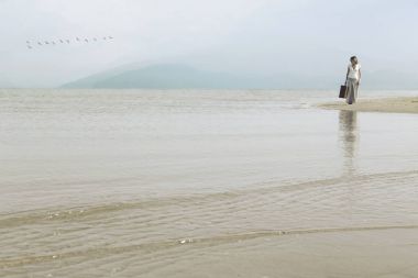 hayalperest kadın çantası ile Sahilde yürüyüş