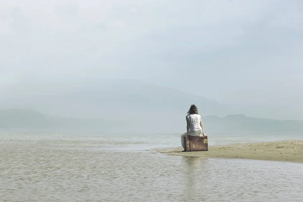 Femme rêveuse relaxante dans une atmosphère surréaliste — Photo