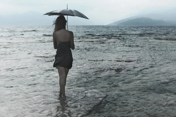 Eenzame vrouw mediteren op zoek op oneindig in de regen en onweer — Stockfoto