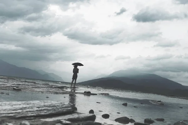 Женщина медитирует глядя на бесконечность под дождем и грозой — стоковое фото