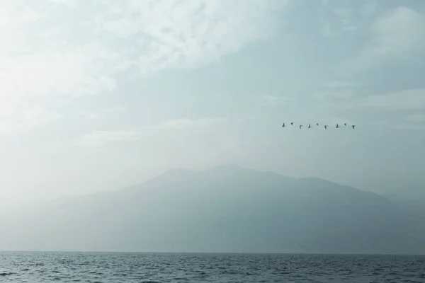 Spektakulär utsikt över en sjö ligger inbäddat mellan bergen — Stockfoto