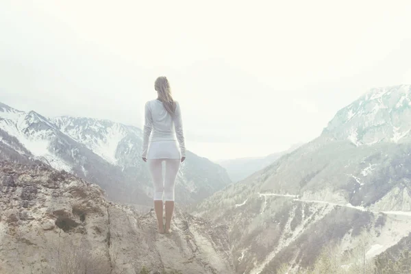 Mujer Respira Cima Una Montaña — Foto de Stock