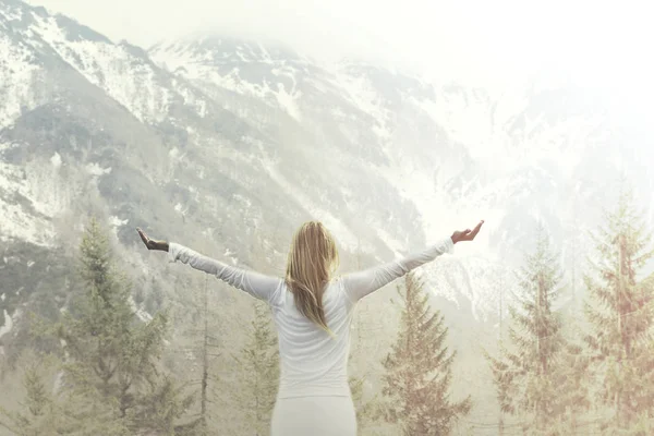 Mulher Respirando Frente Uma Majestosa Montanha — Fotografia de Stock