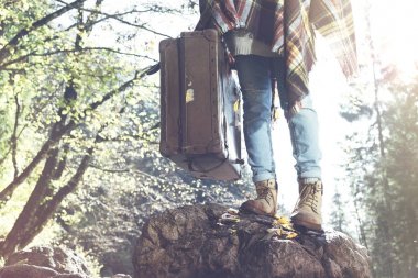 dağlarda çanta hipster seyahat