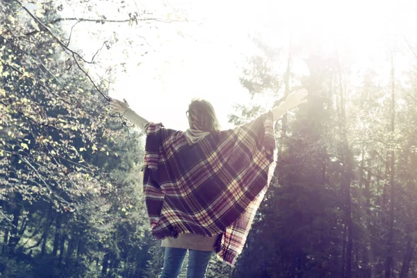 Femme Respirant Devant Une Montagne Majestueuse — Photo