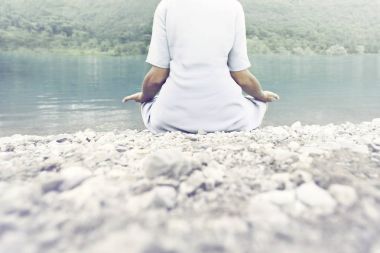 kadının önünde muhteşem dağ gölü yoga egzersizleri yapması