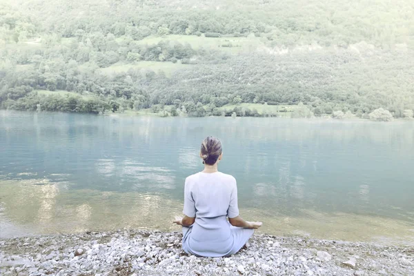 在壮观的山湖前面做瑜伽的妇女 — 图库照片