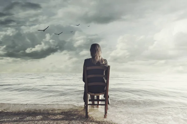 Surrealistiska Kvinnan Ser Den Oändliga Sitter Stol Inne Havet — Stockfoto