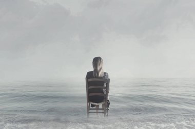 Yalnız kadın okyanus sahilinde oturan sonsuz görünüyor