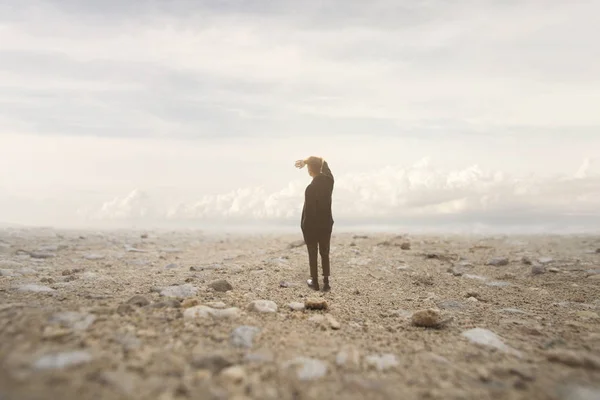 Homem Solitário Olha Para Infinito Uma Paisagem Surreal Espetacular — Fotografia de Stock