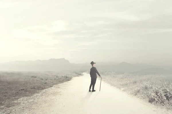 Homem Elegante Caminha Pensativo Sobre Uma Estrada Deserta — Fotografia de Stock