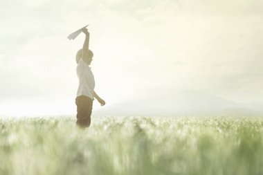 mutlu küçük çocuk onun yeni kağıt uçak kalkışa hazır