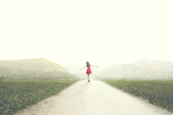 穿红衣服的女人在自然界中走到无限的快乐 — 图库照片
