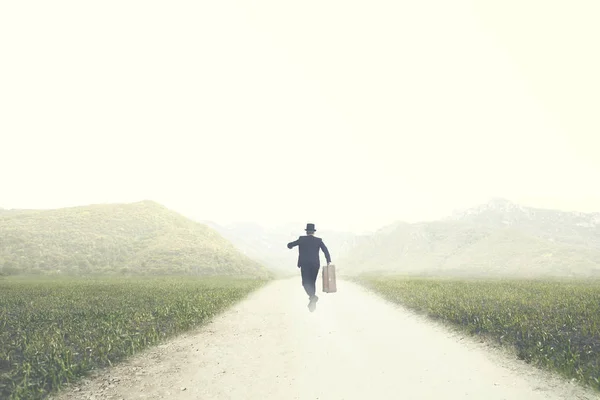 Hombre Con Maleta Corre Rápido Camino Desierto Destino Desconocido — Foto de Stock