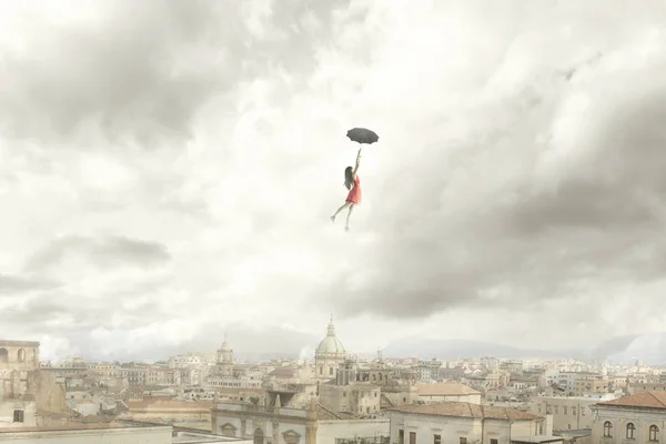 Momento Surrealista Una Mujer Volando Con Paraguas Sobre Ciudad — Foto de Stock