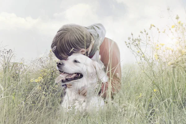 Pequeño Niño Cariñosamente Abraza Perro Medio Naturaleza — Foto de Stock