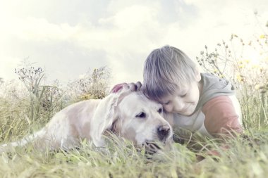 küçük tatlı çocuğa sevgiyle köpeğini doğa ortasında hugs