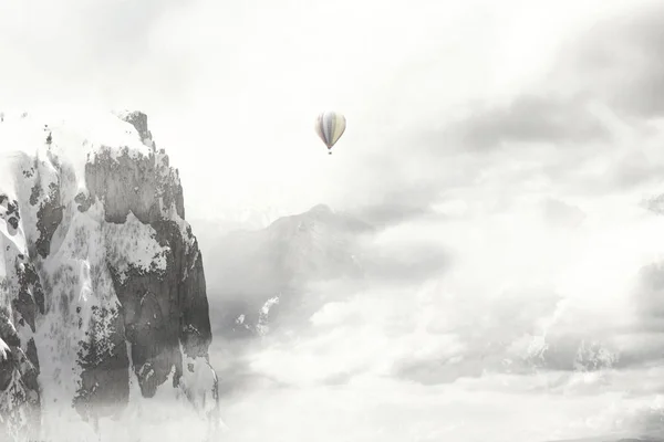 Волшебный Воздушный Шар Летит Облаках Над Горными Вершинами — стоковое фото