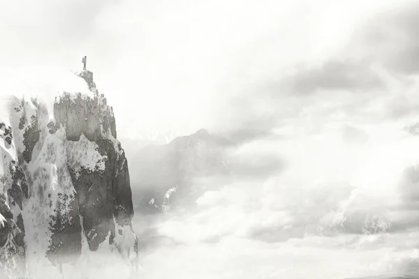 雲に触れる山のピークの上の人のための魔法の瞬間 — ストック写真
