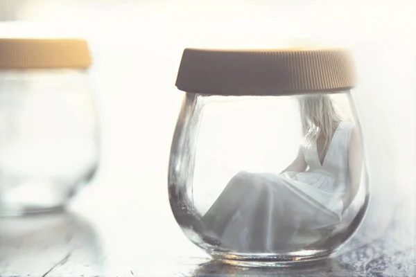 Surrealistiskt Ögonblick Ledsen Kvinna Släpper Glasburk — Stockfoto