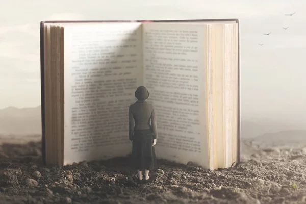 Сюрреалистический Момент Маленькая Женщина Читает Гигантскую Книгу — стоковое фото