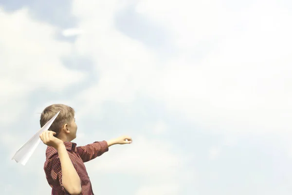 Junge Hat Spaß Beim Werfen Von Papierflugzeugen Den Himmel — Stockfoto