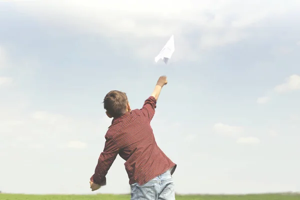 空の紙飛行機を投げる男の子と自由の概念 — ストック写真
