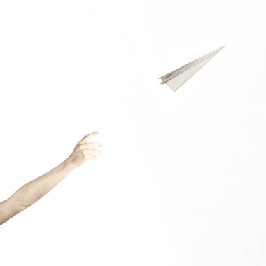 Kişi kağıt uçak kullanmayı seviyor, özgürlük kavramı.