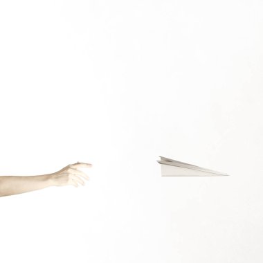 Kişi kağıt uçağını uçururken eğleniyor, başarılı bir konsept.