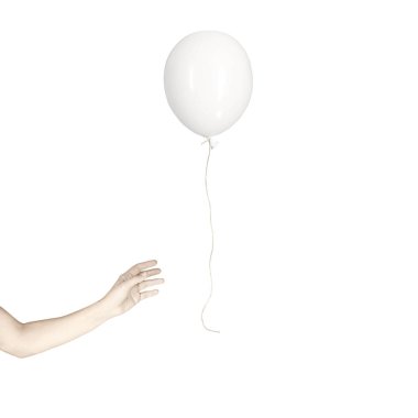 El, özgürce koşan bir balonu yakalamaya çalışır.