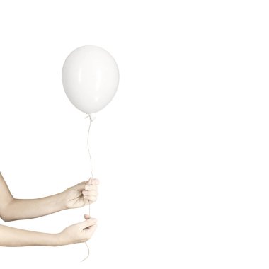 Elinde bir balon tutan kişi onu hediye olarak sunmaya hazır.