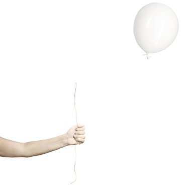 Balon ipi koparıp gidiyor, özgürlük kavramı.
